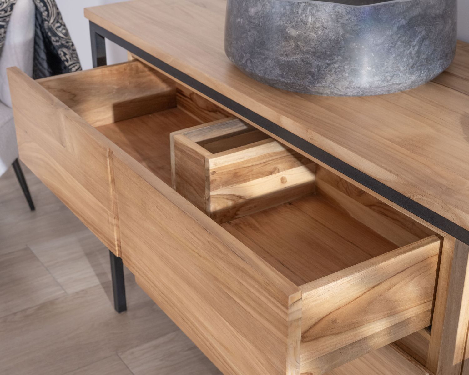 Meuble sous vasque contemporain en teck 120 cm "Wavy" piètement design en métal