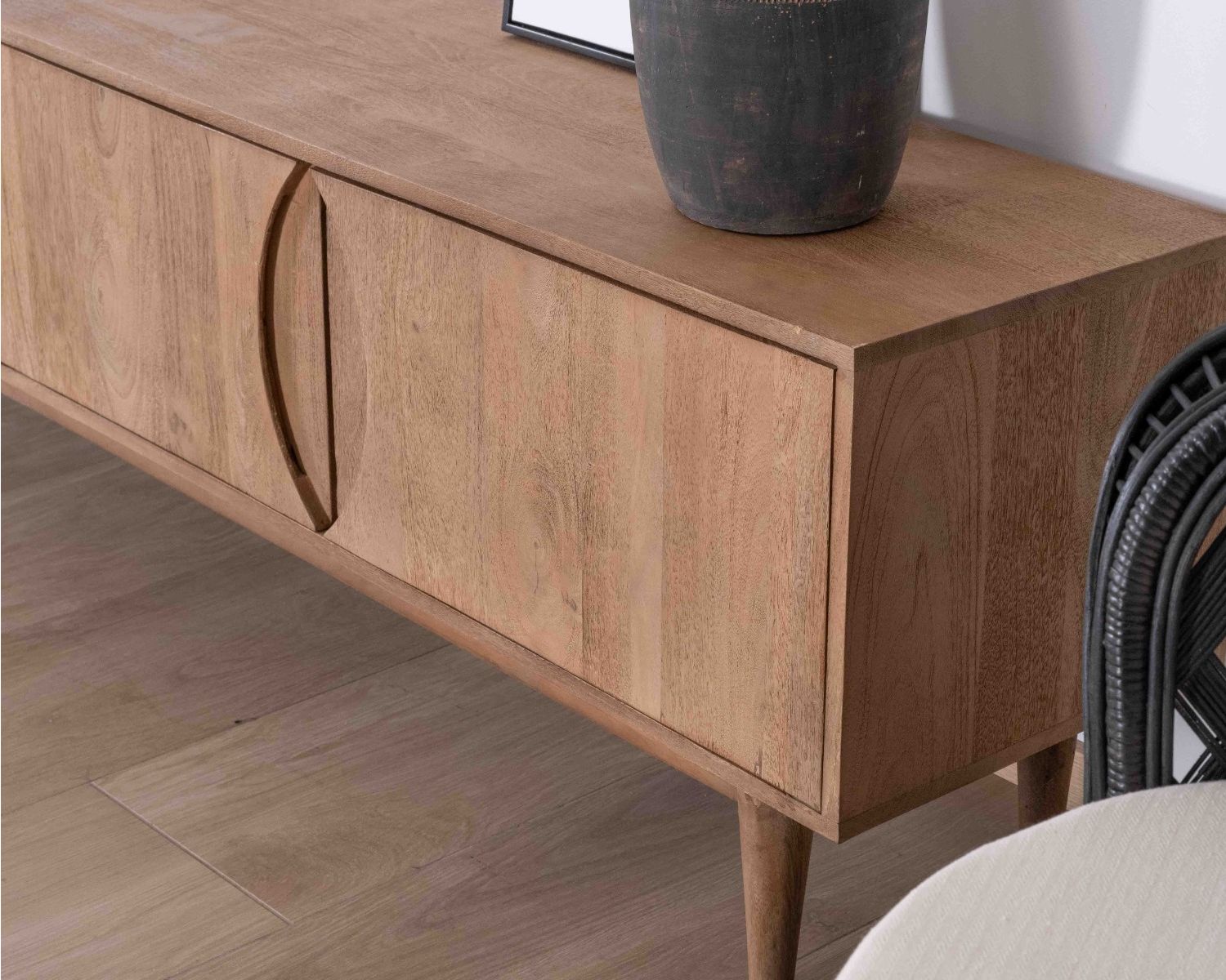 Grand meuble TV contemporain 240cm en manguier 4 portes "Cabure"