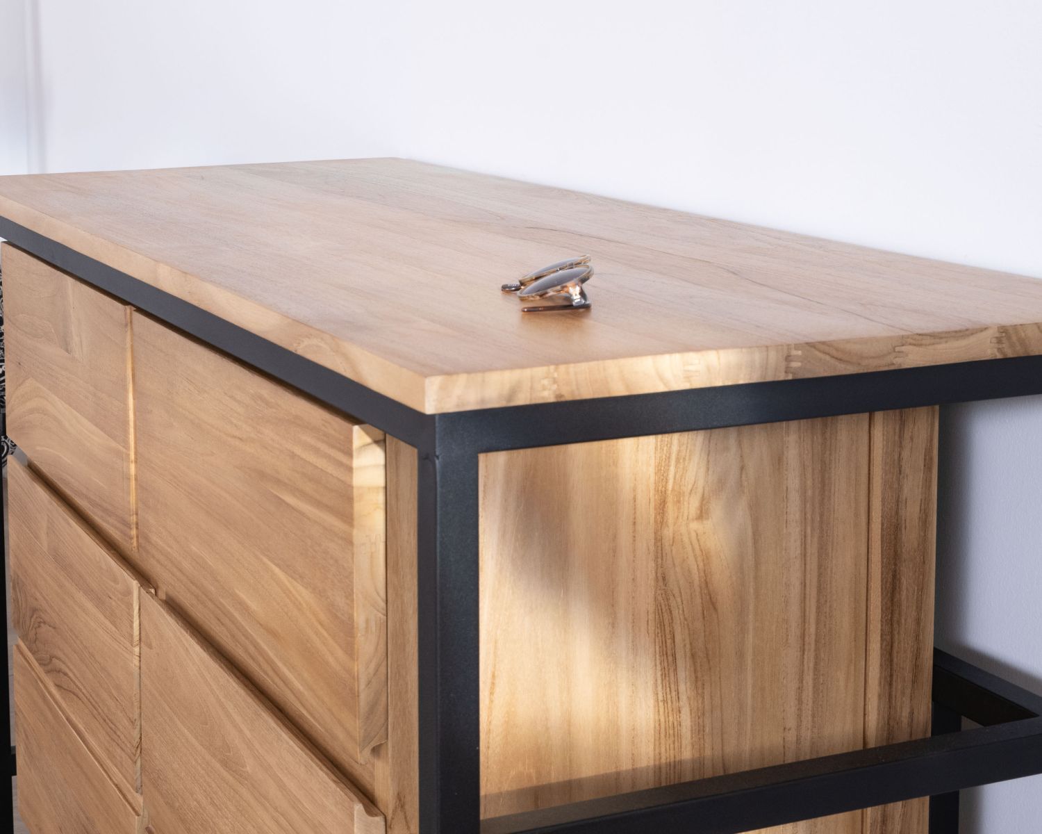 Meuble sous vasque contemporain en teck 120 cm "Wavy" piètement design en métal