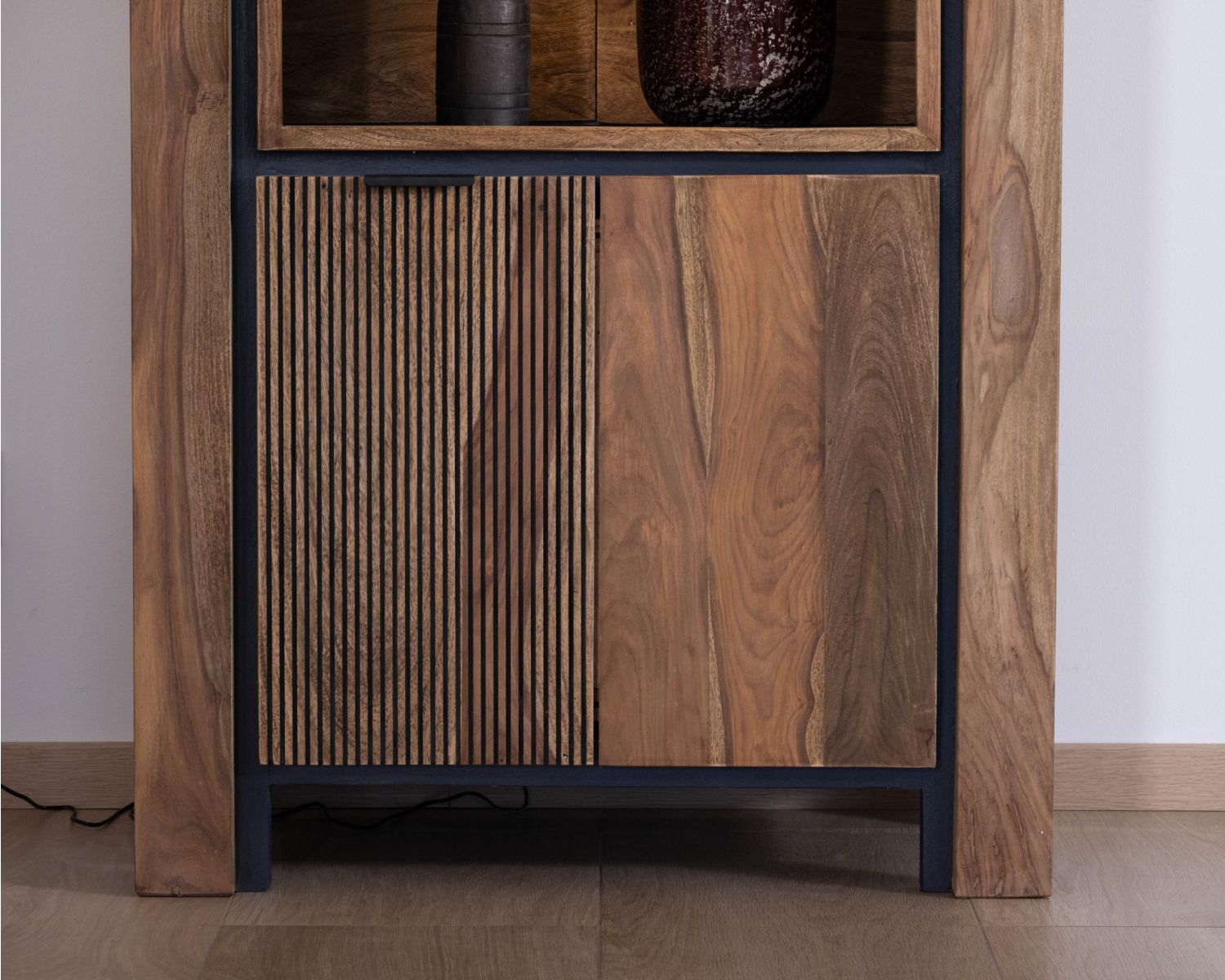 Colonne vitrée en palissandre "Enoa" avec rétroéclairage