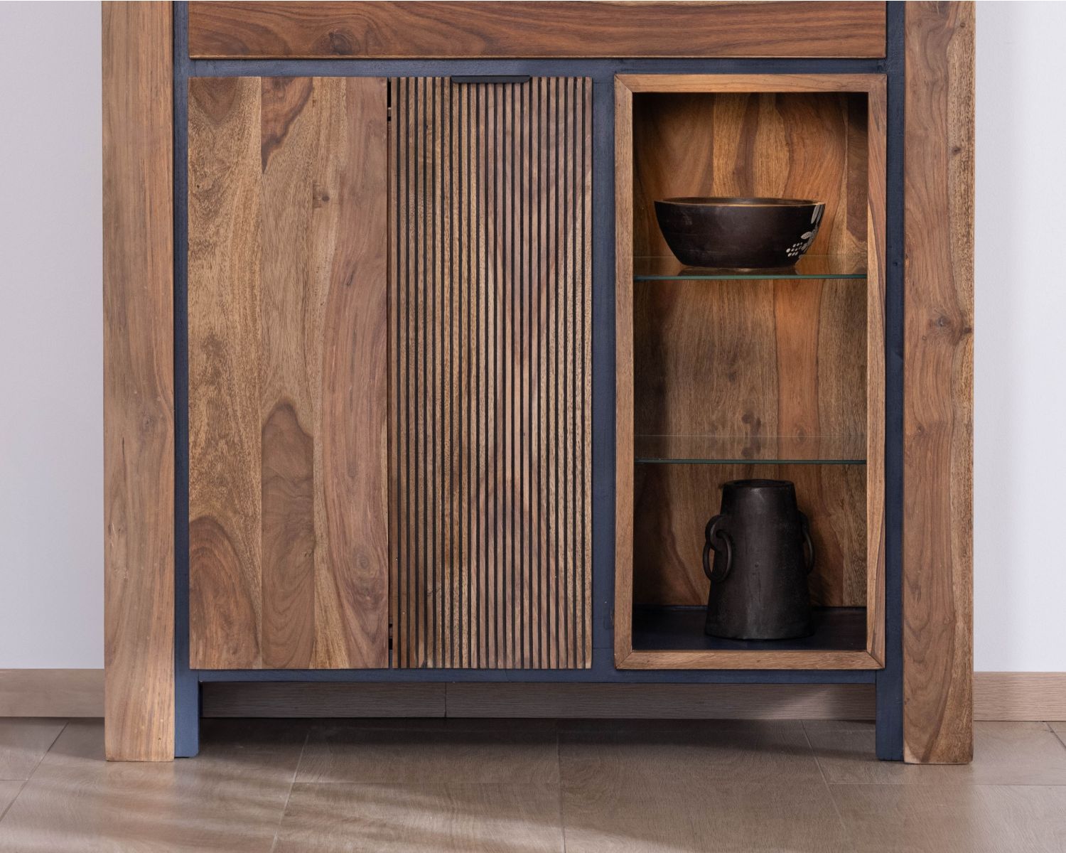 Argentier avec éclairage intérieur et étagères verre "Enoa" en palissandre et acacia