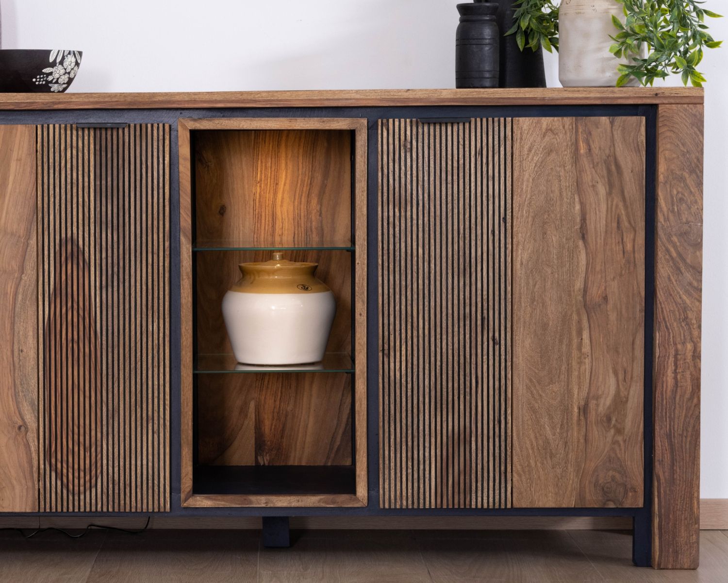 Bahut en palissandre et acacia "Enoa" avec étagères en verre