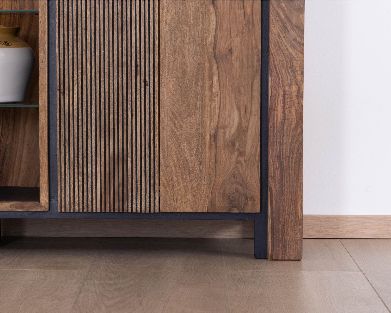 Bahut en palissandre et acacia "Enoa" avec étagères en verre