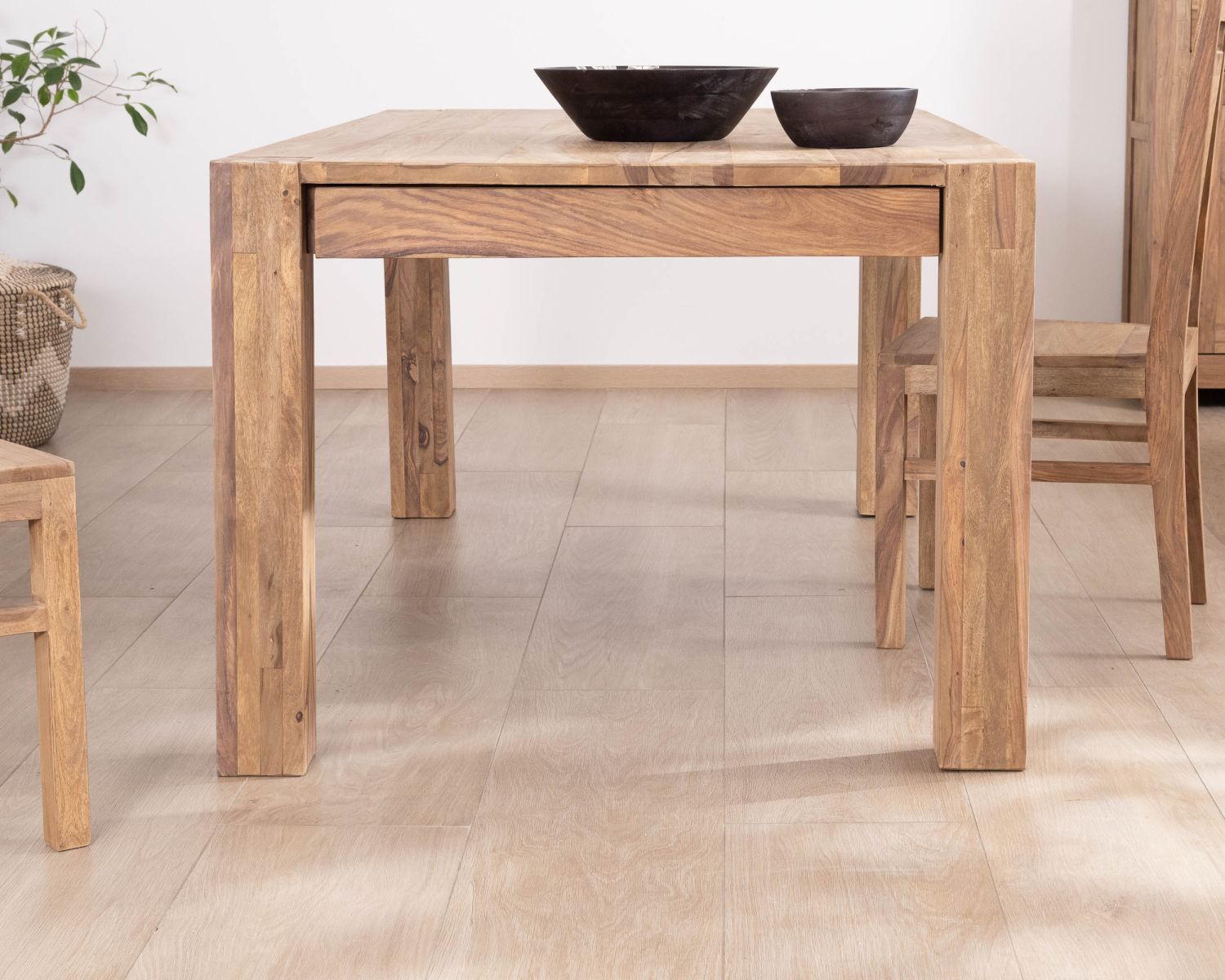 Table de repas rectangulaire en palissandre "Kalanohé" 160 cm