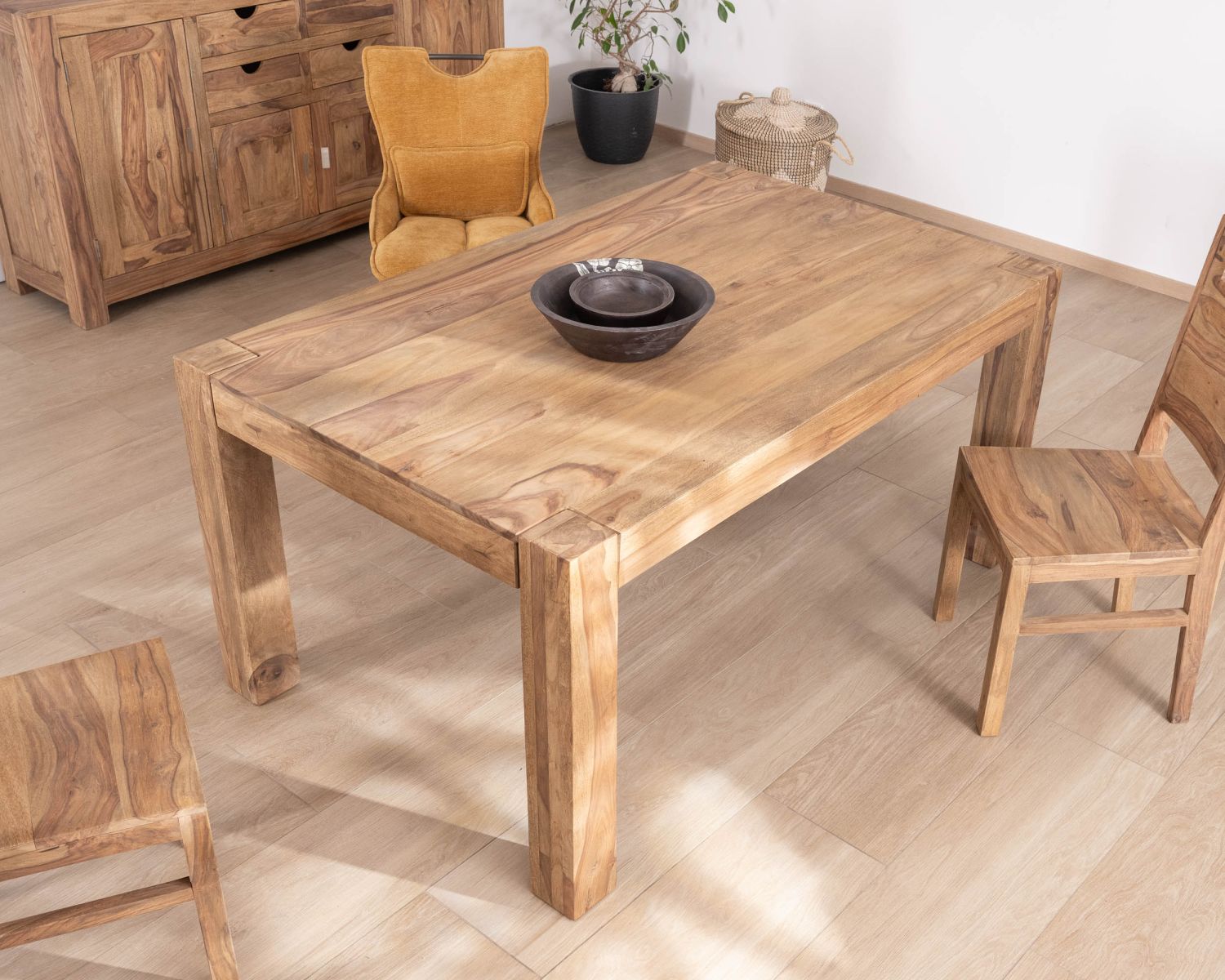 Table de repas rectangulaire en palissandre "Kalanohé" 160 cm