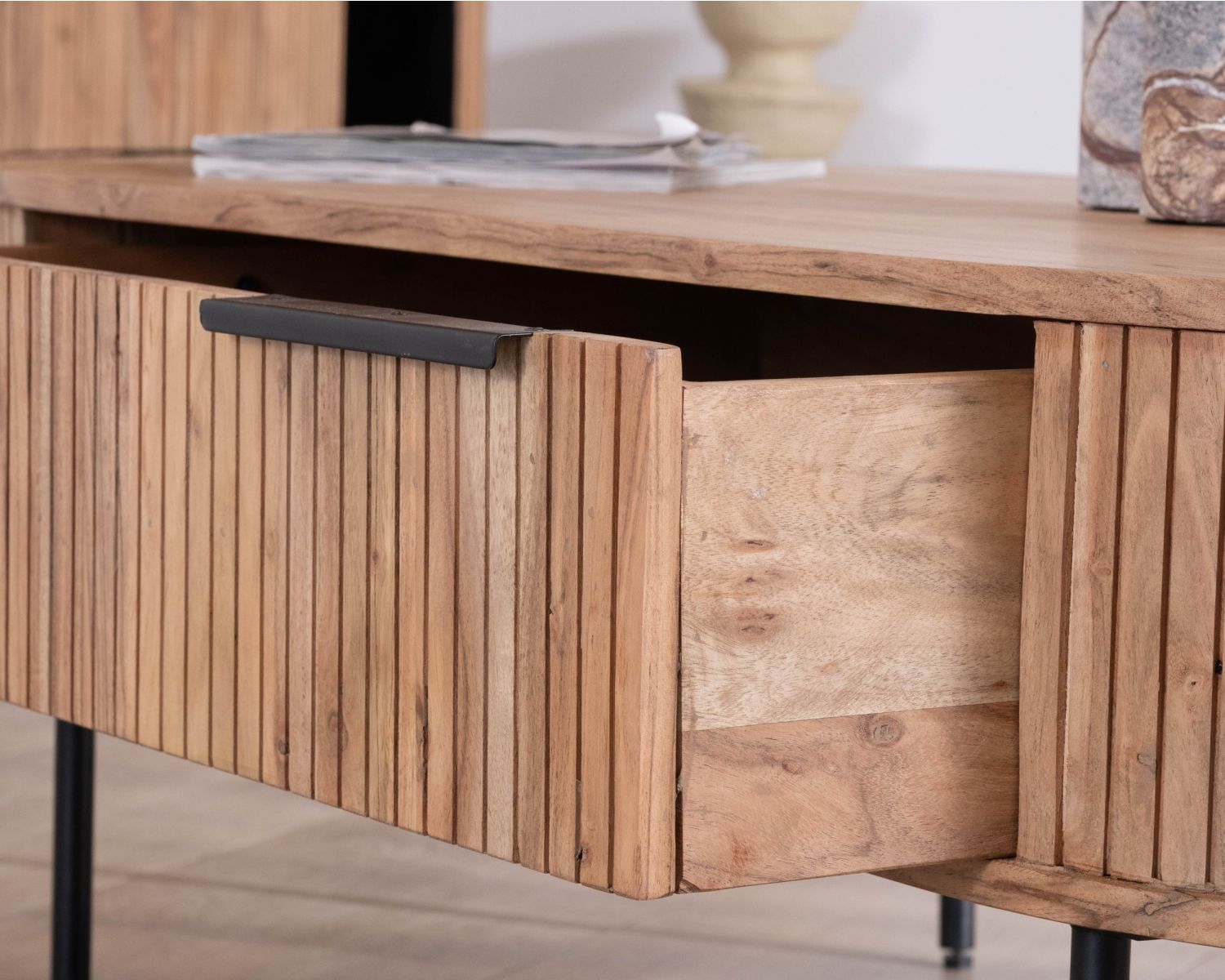 Table de salon ovale design newtro avec grand tiroir traversant "Bopee"