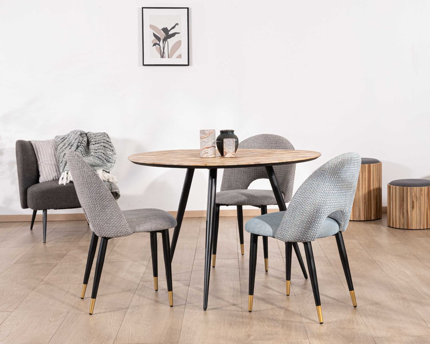 Petite table de repas 3 pieds crayon en métal plateau teck marqueterie "Foster" 110cm