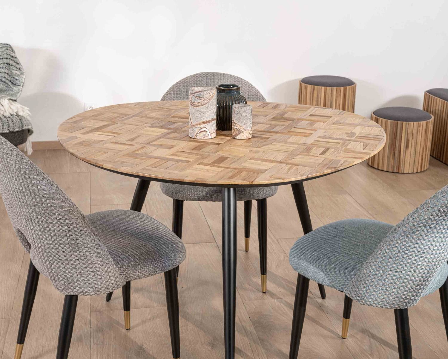 Petite table de repas 3 pieds crayon en métal plateau teck marqueterie "Foster" 110cm