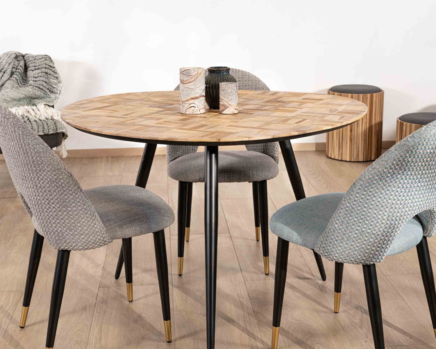 Petite table de repas 3 pieds crayon en métal plateau teck marqueterie "Foster" 110cm