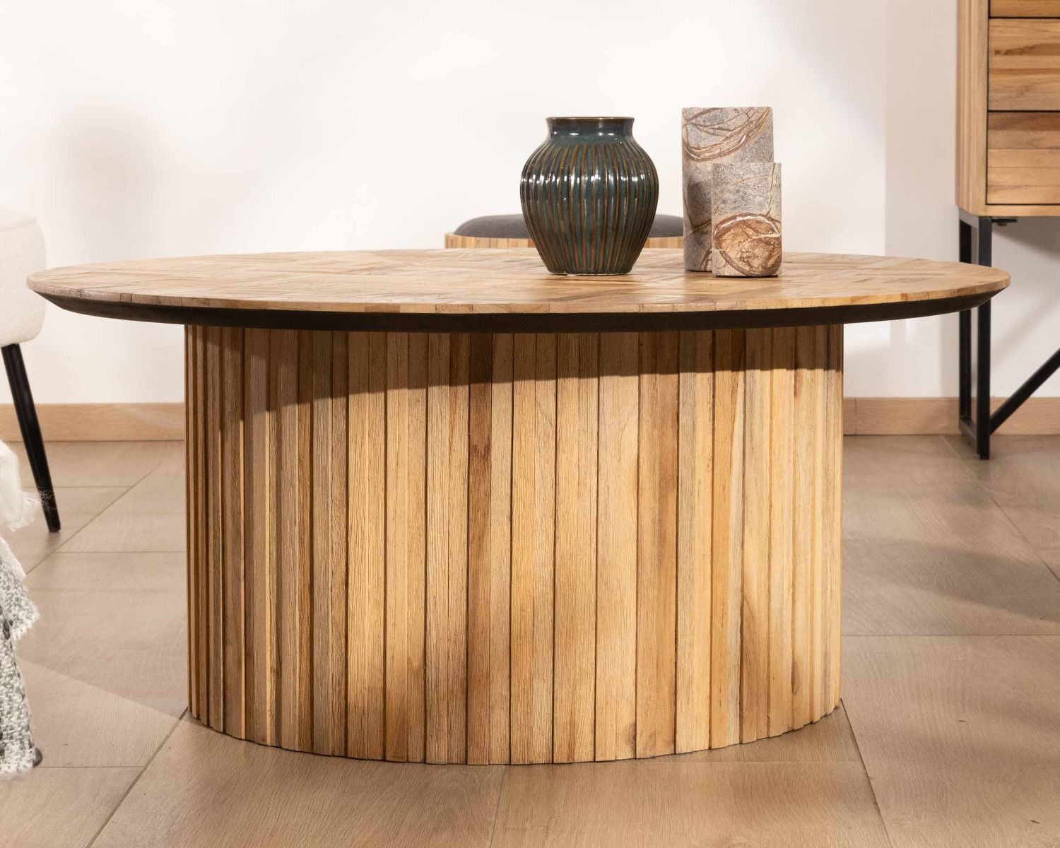 Table basse ronde diamètre 90cm pied central plateau marqueterie en teck recyclé "Foster"