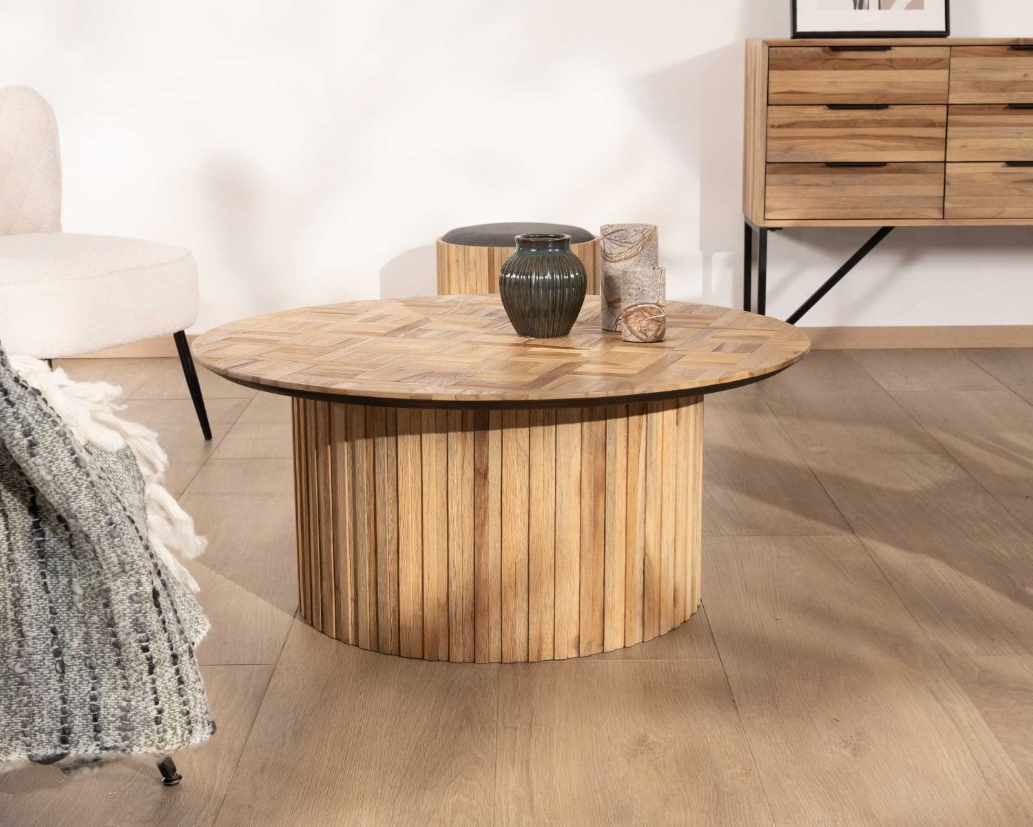 Table basse ronde diamètre 90cm pied central plateau marqueterie en teck recyclé "Foster"