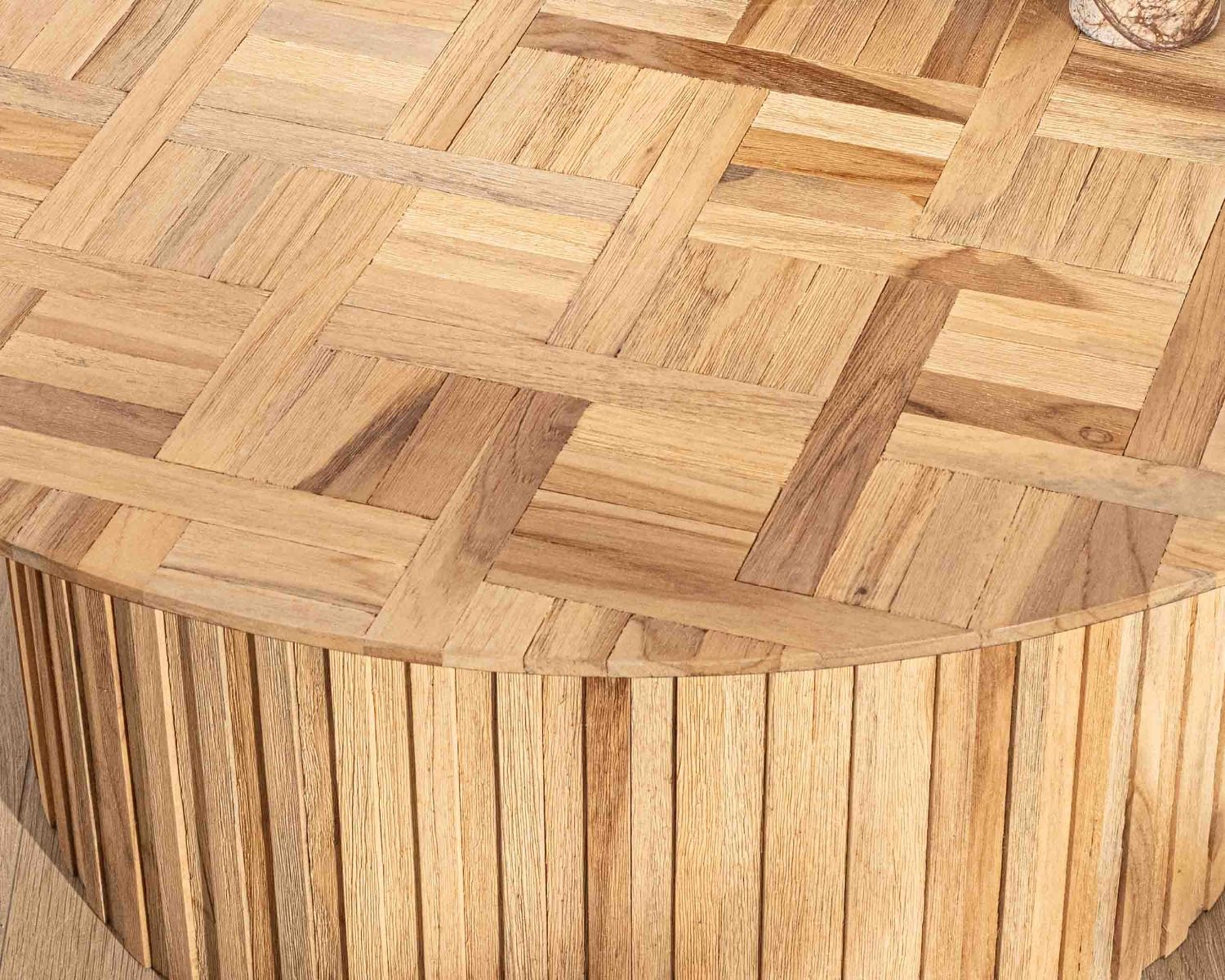 Table basse ronde diamètre 90cm pied central plateau marqueterie en teck recyclé "Foster"