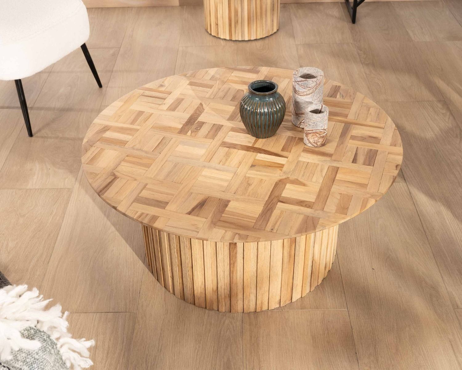 Table basse ronde diamètre 90cm pied central plateau marqueterie en teck recyclé "Foster"