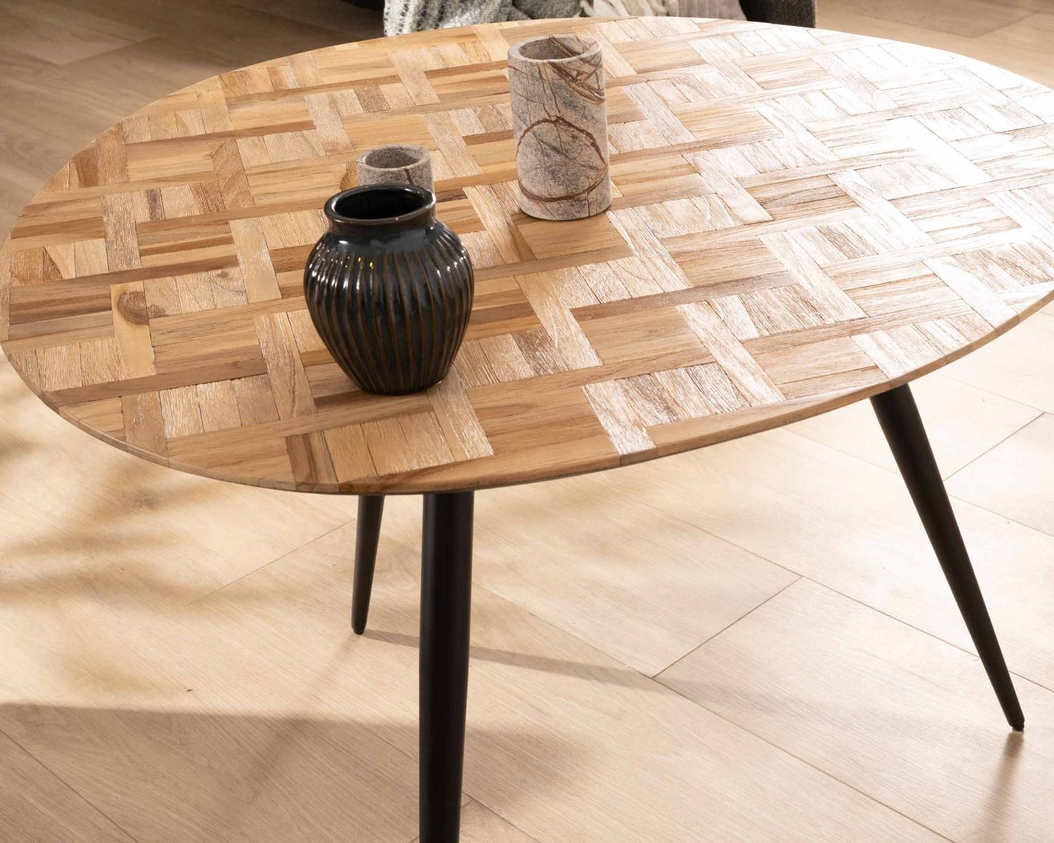 Petite table de repas 3 pieds crayon en métal plateau teck marqueterie "Foster" 110cm