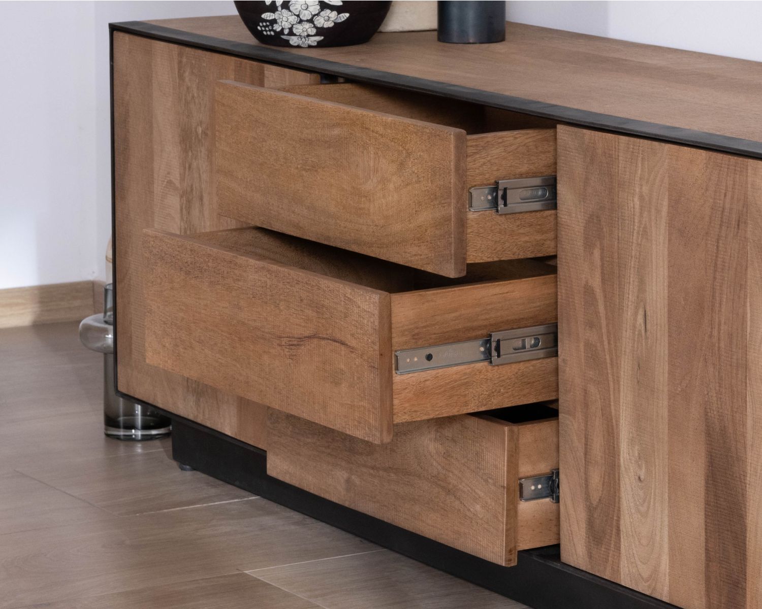 Meuble TV 150 cm en manguier style épuré  "Santo" avec portes et tiroirs