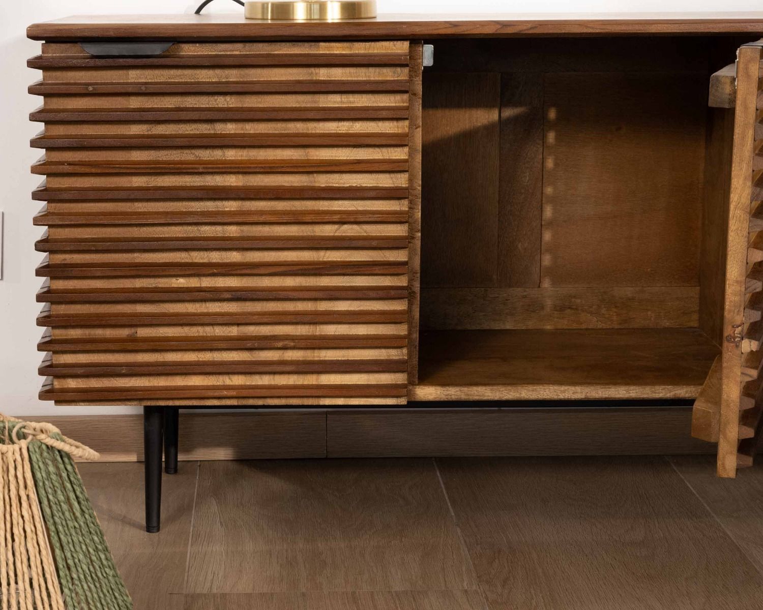 Meuble TV 160cm en teck et manguier et pieds métal noir "Sheffield"