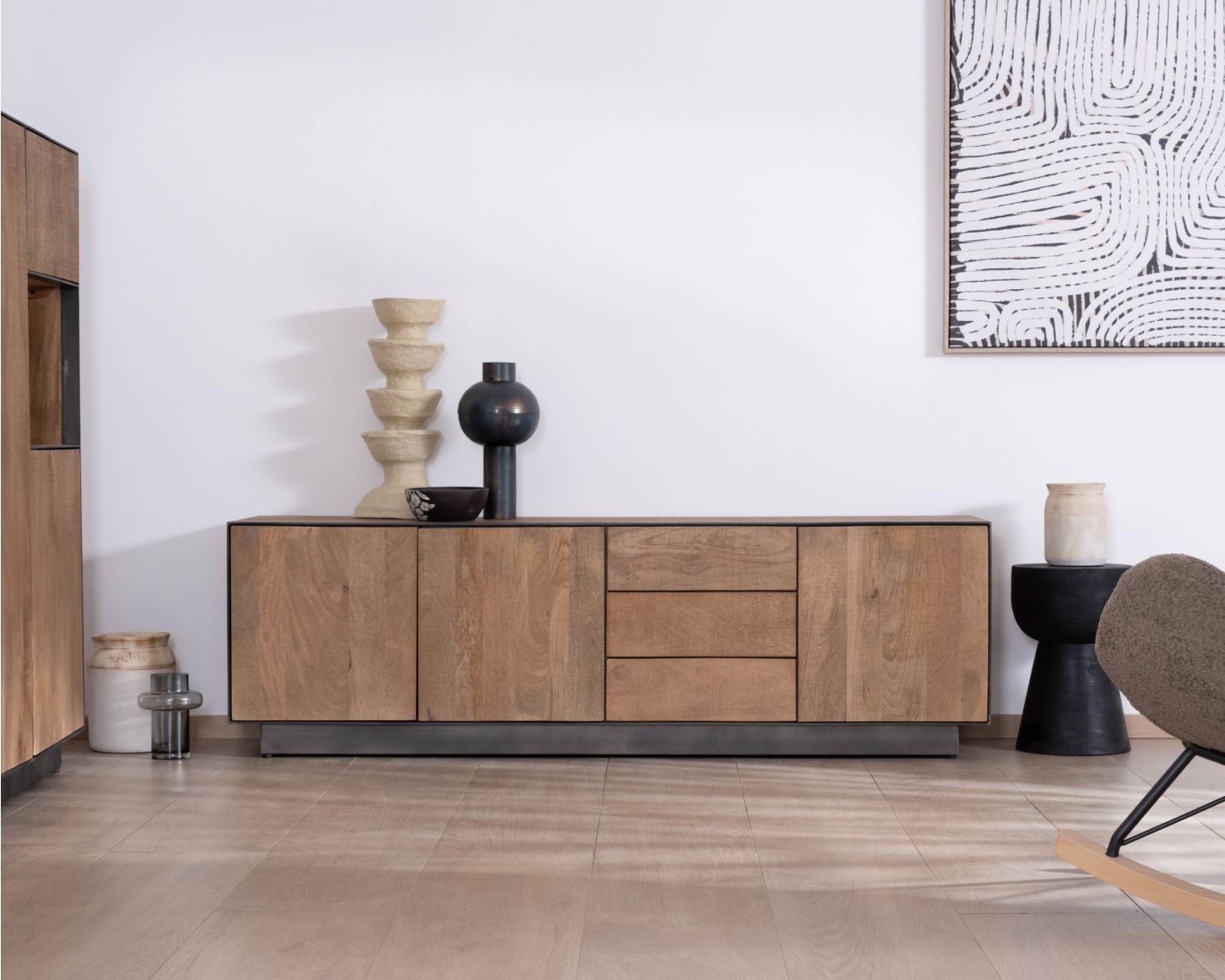 Grand banc TV 180 cm en manguier style épuré  "Santo" avec portes et tiroirs