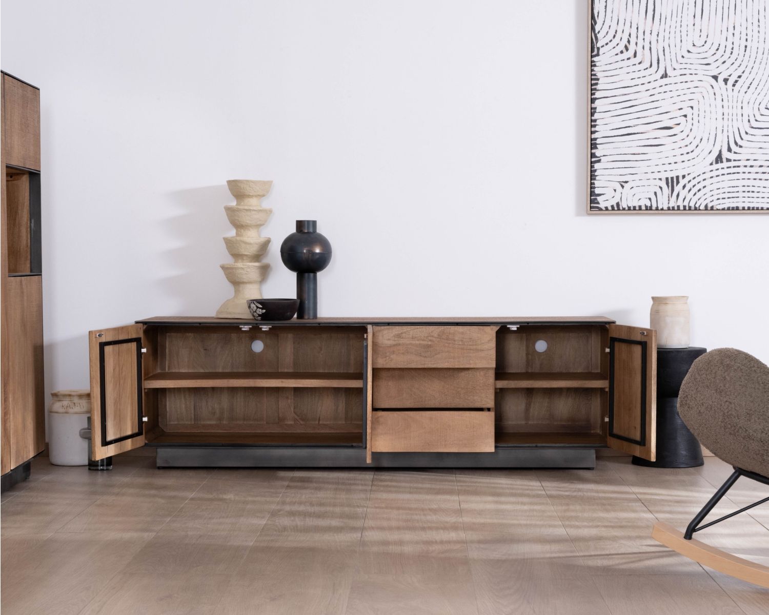 Grand banc TV 180 cm en manguier style épuré  "Santo" avec portes et tiroirs