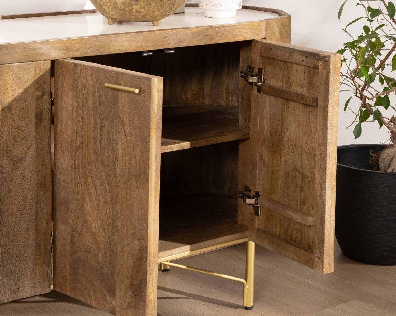 Buffet arrondi avec plateau en terrazzo blanc et pieds métal doré "Bruges"