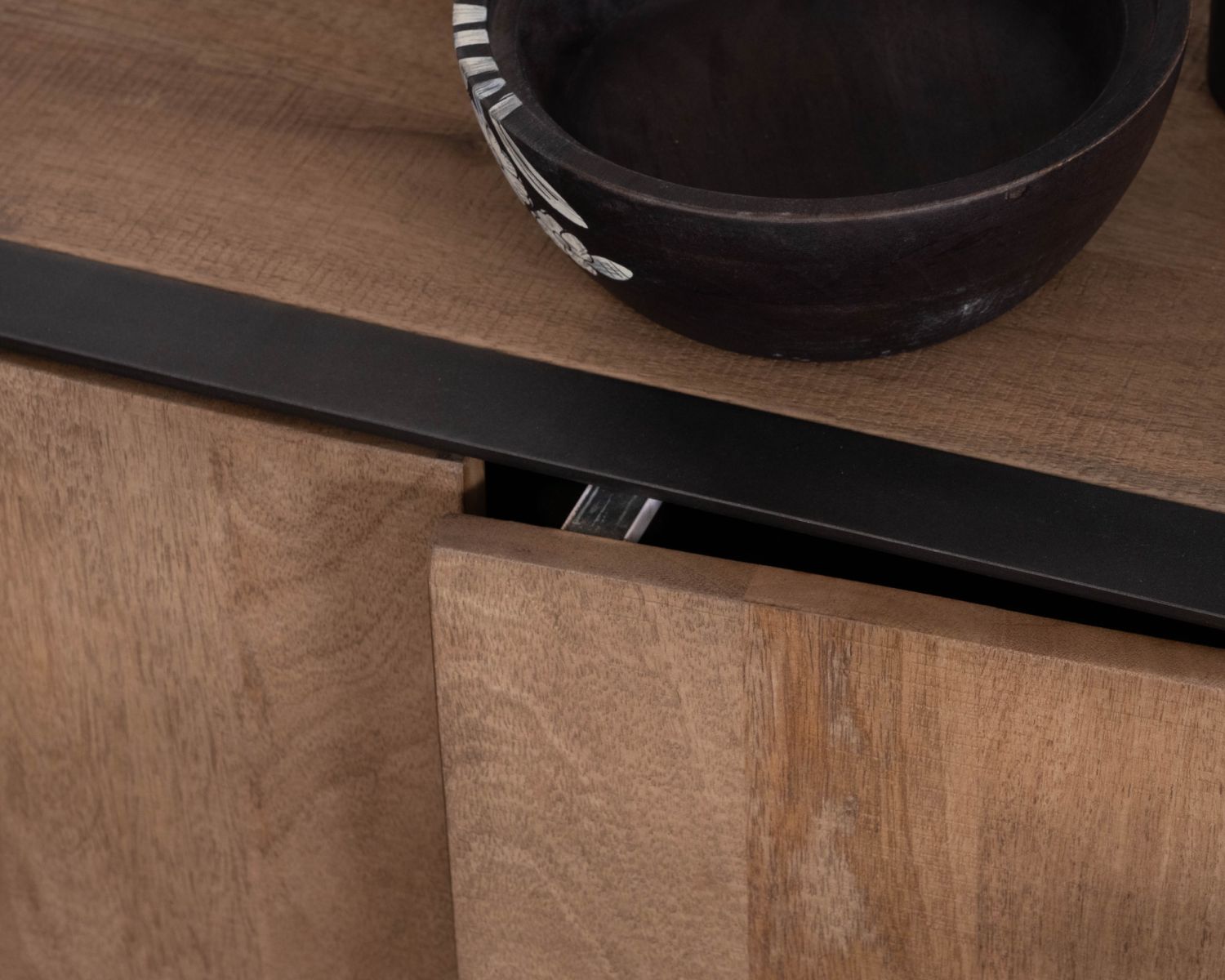 Grand banc TV 180 cm en manguier style épuré  "Santo" avec portes et tiroirs