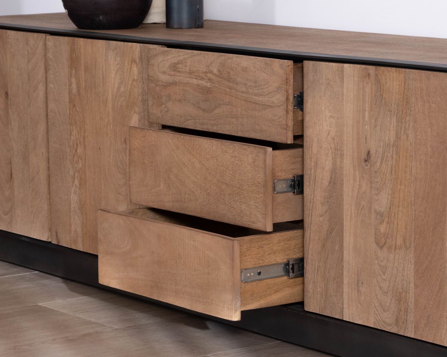 Grand banc TV 180 cm en manguier style épuré  "Santo" avec portes et tiroirs