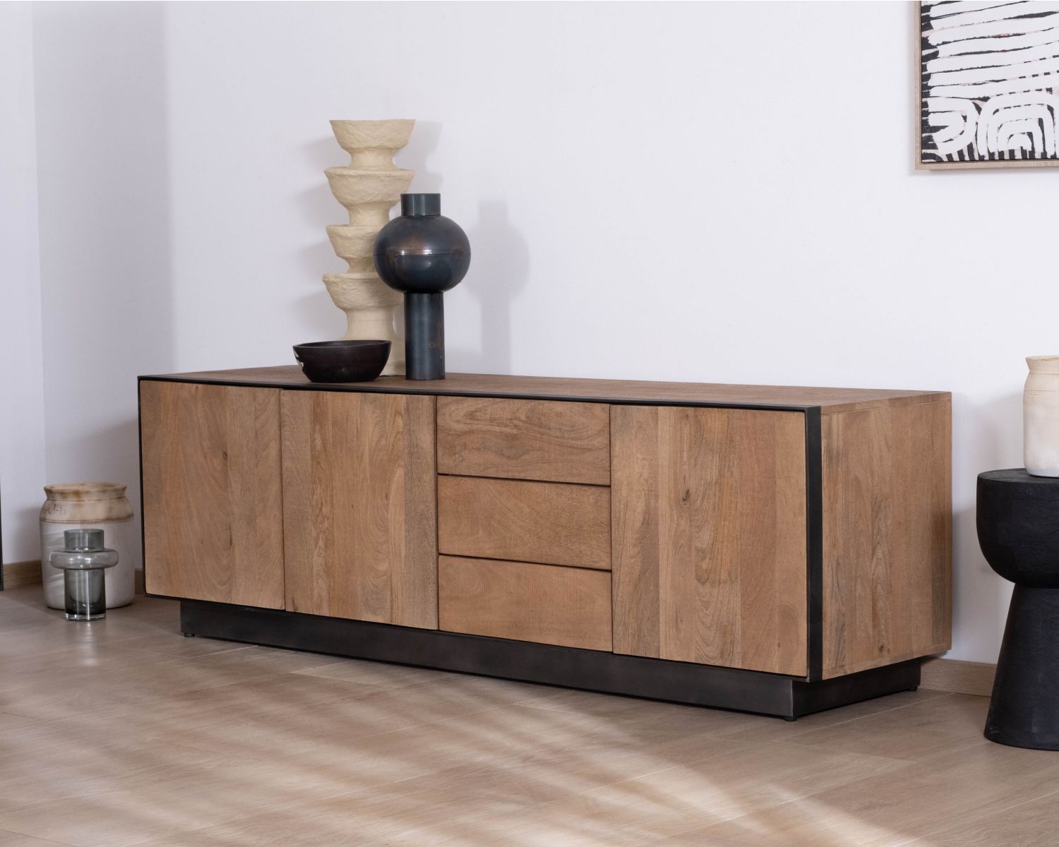 Grand banc TV 180 cm en manguier style épuré  "Santo" avec portes et tiroirs