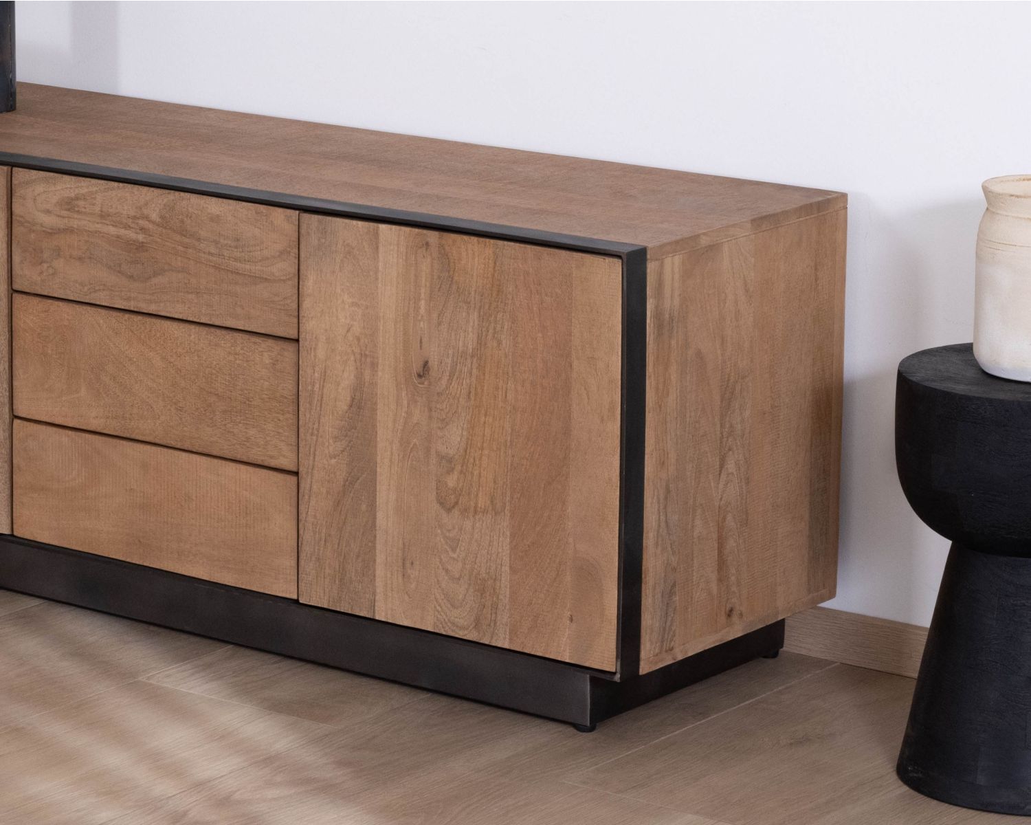 Grand banc TV 180 cm en manguier style épuré  "Santo" avec portes et tiroirs