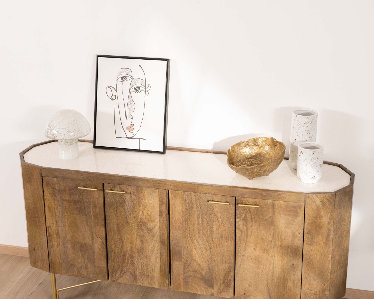 Buffet arrondi avec plateau en terrazzo blanc et pieds métal doré "Bruges"