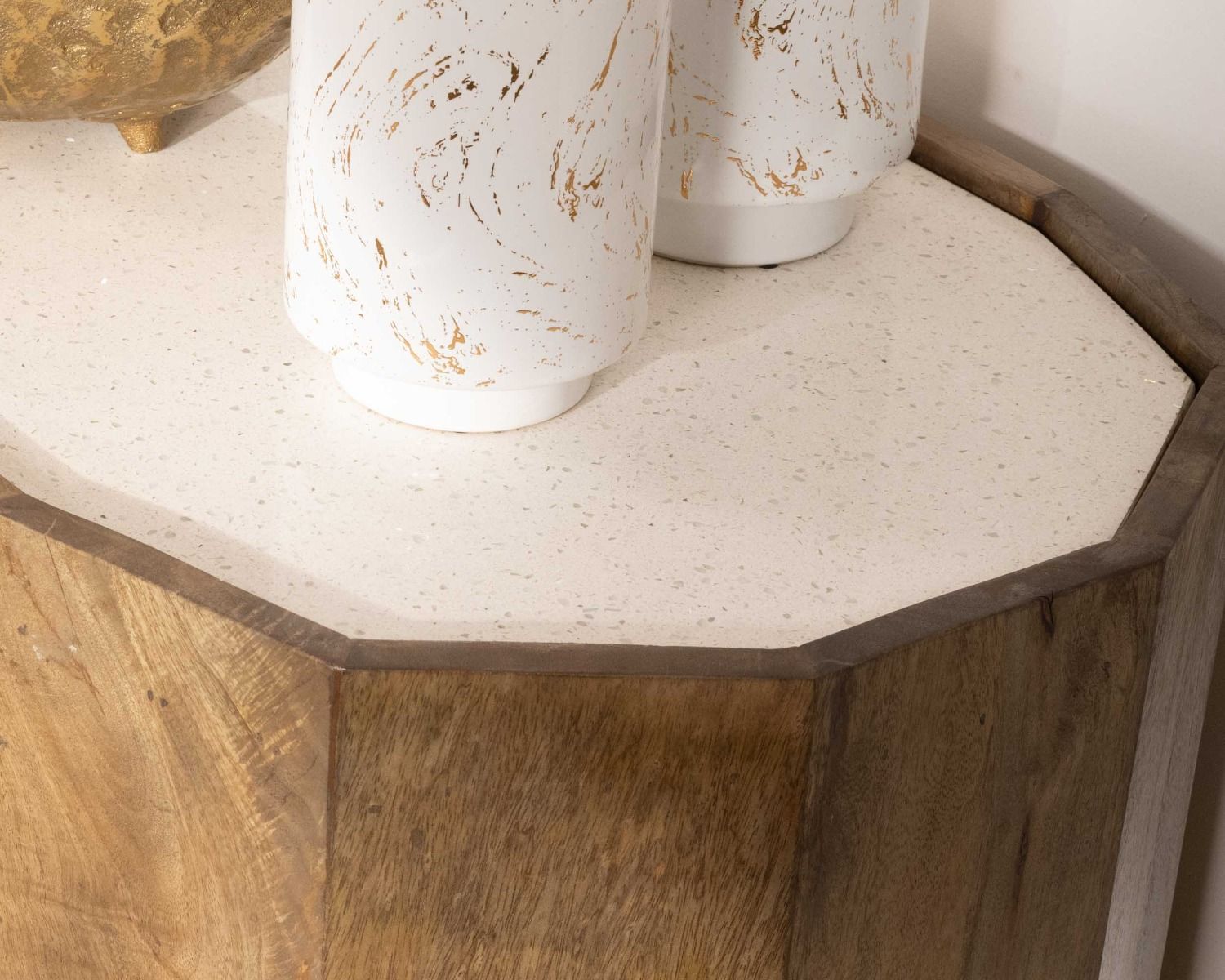 Buffet arrondi avec plateau en terrazzo blanc et pieds métal doré "Bruges"