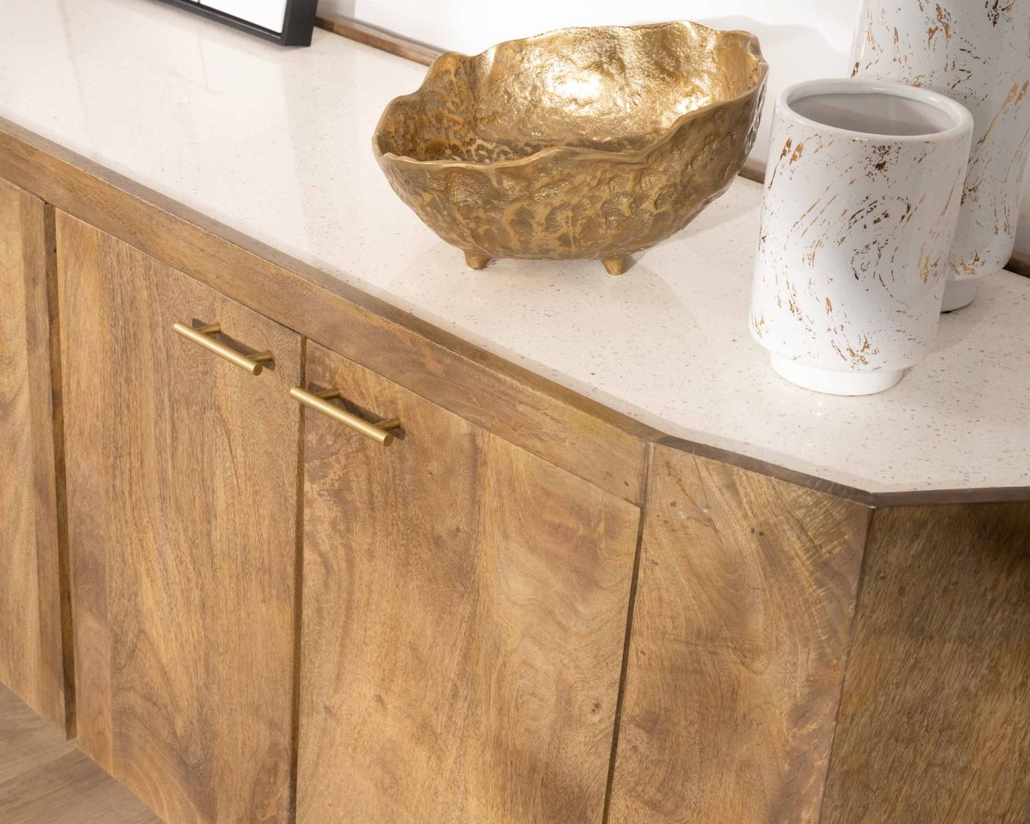 Buffet arrondi avec plateau en terrazzo blanc et pieds métal doré "Bruges"