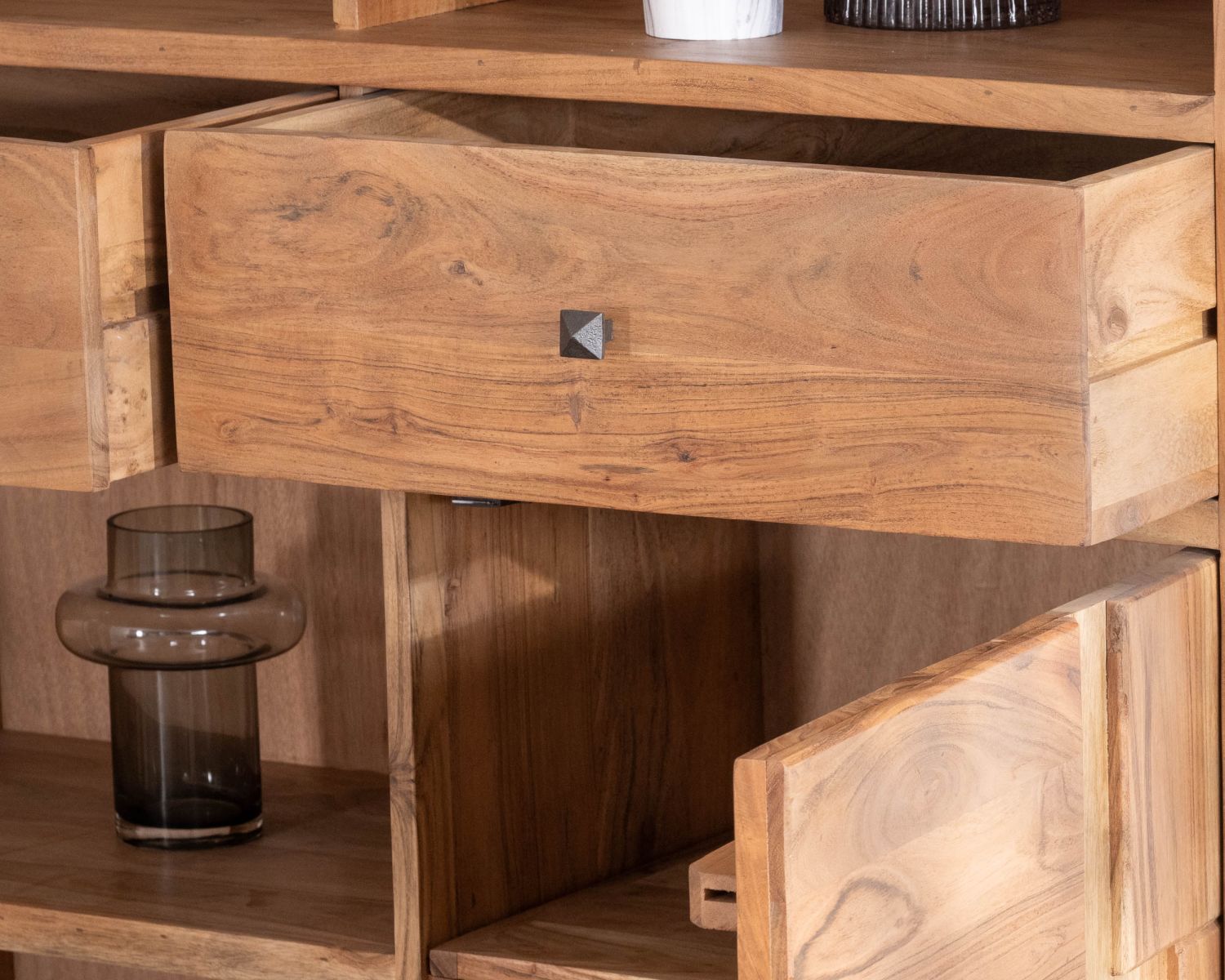 Argentier design rétro en acacia et métal "Puzzle" façades motif empiècement