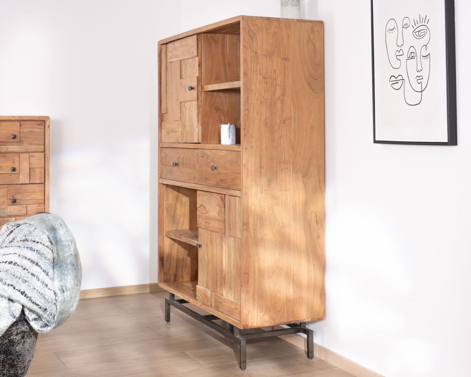 Argentier design rétro en acacia et métal "Puzzle" façades motif empiècement