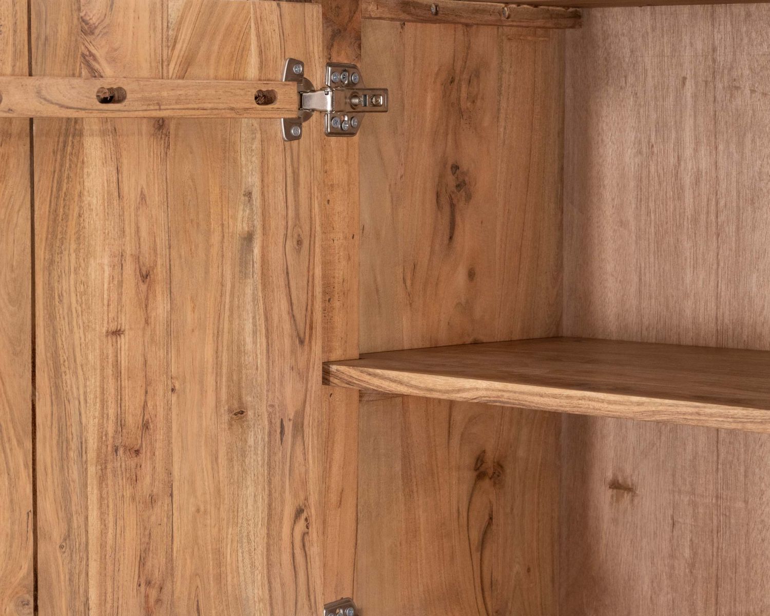 Argentier design rétro en acacia et métal "Puzzle" façades motif empiècement