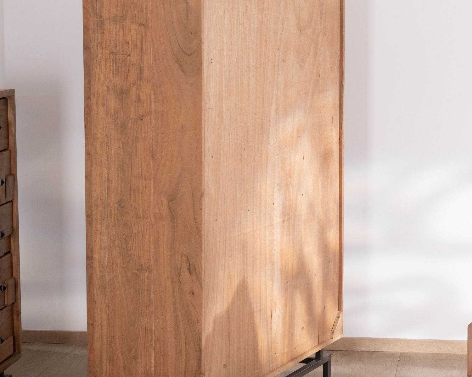 Argentier design rétro en acacia et métal "Puzzle" façades motif empiècement