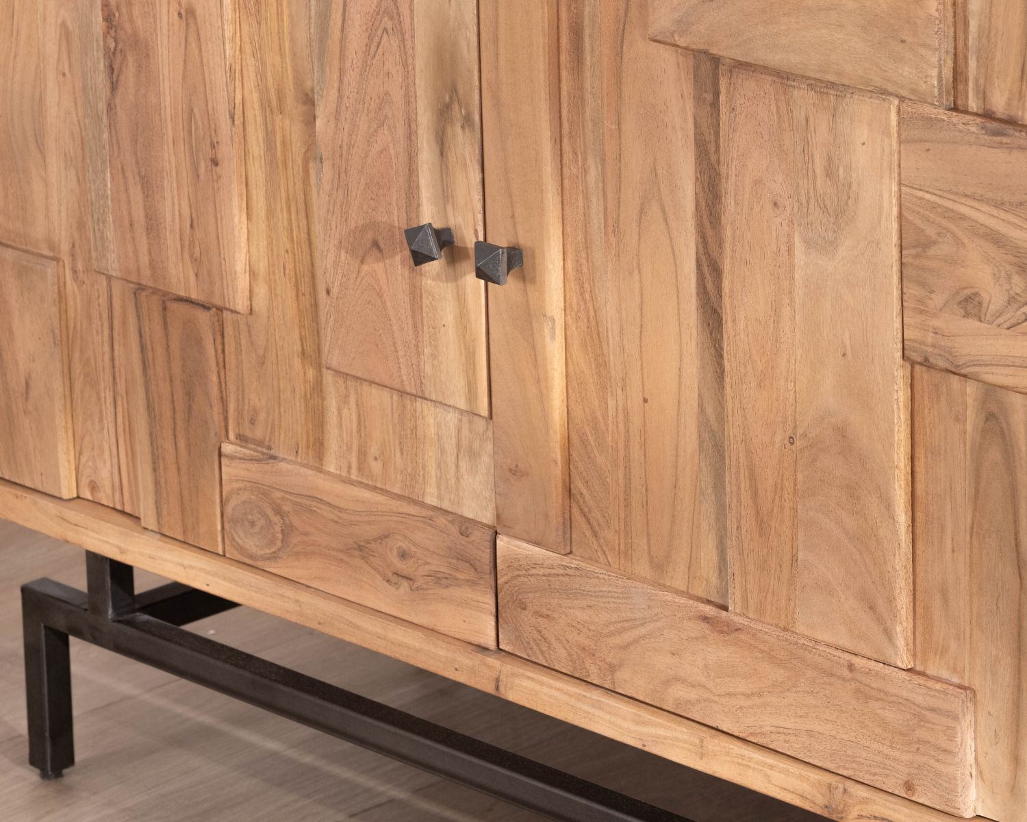 Buffet rétro 2 portes façades à empiècements en acacia "Puzzle" 120 cm