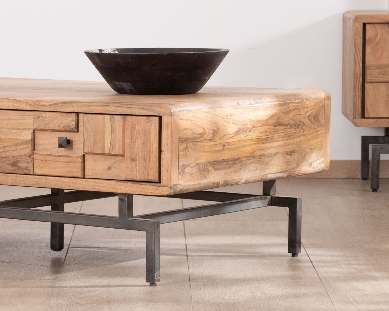 Table de salon design rétro en acacia et métal "Puzzle" 2 tiroirs