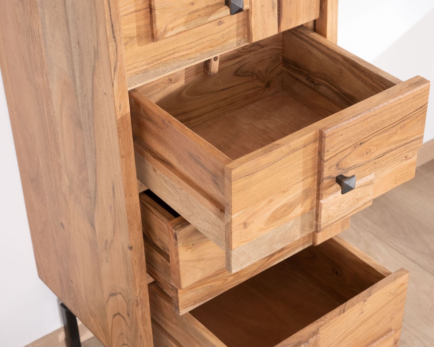 Petite commode rétro 5 tiroirs en acacia et métal "Puzzle"