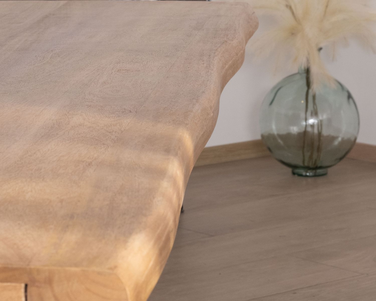 Grande table de repas 240 cm plateau en manguier bords naturels "Presolino" pieds croix métal