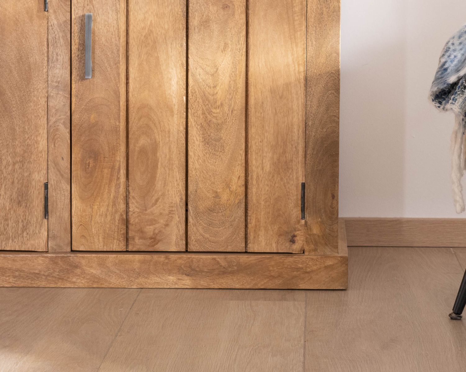 Petit vaisselier contemporain 120 cm en manguier avec portes vitrées et bois "Presolino"