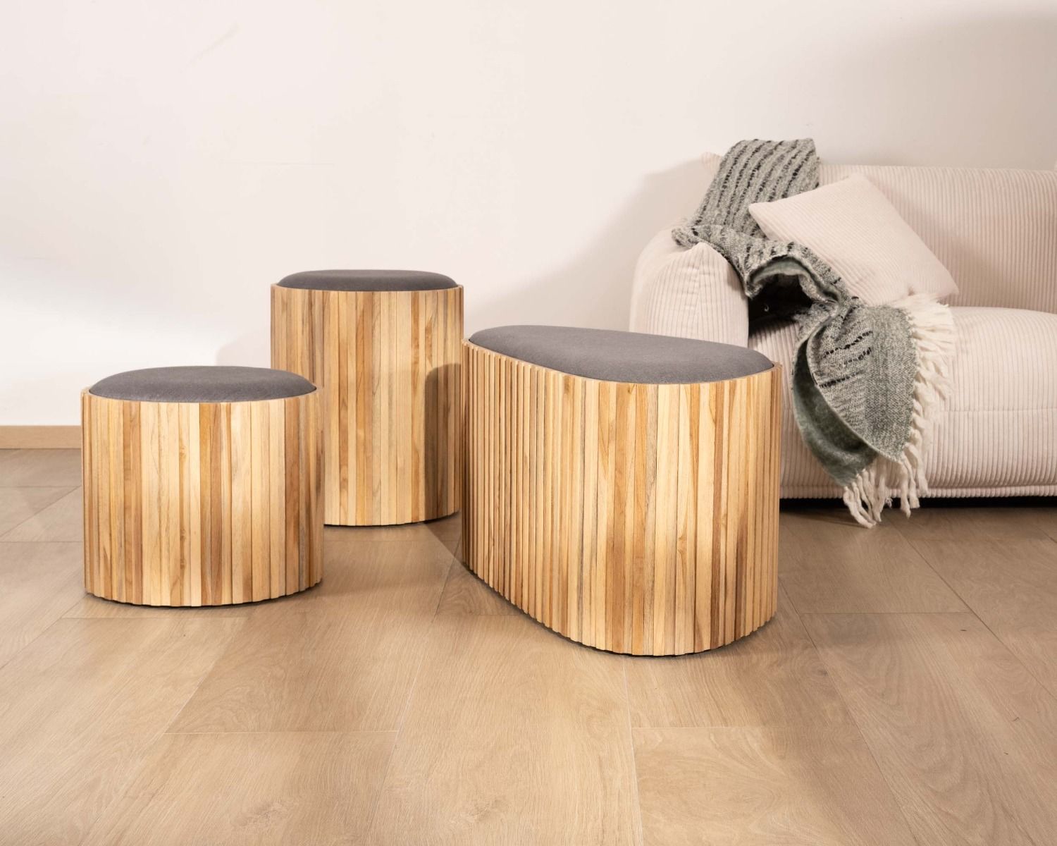 Petite banquette en bois de teck recyclé et tissu gris "Foster"