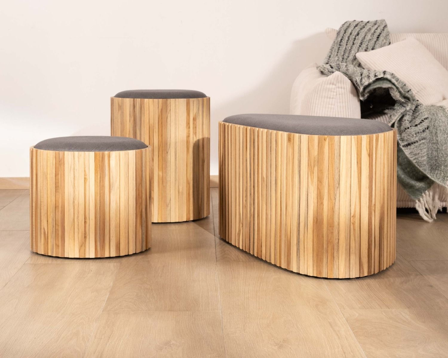 Petite banquette en bois de teck recyclé et tissu gris "Foster"