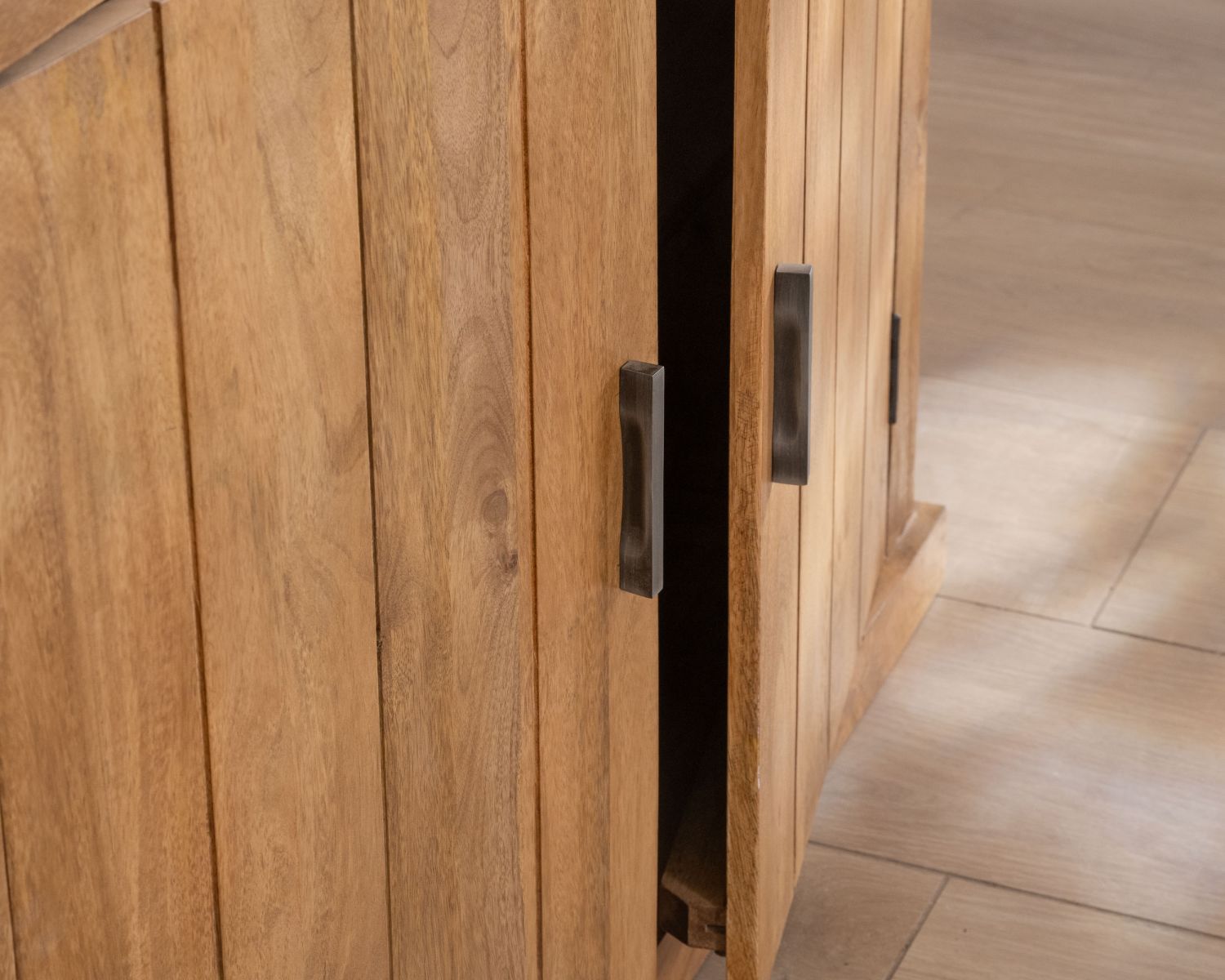 Petit vaisselier contemporain 120 cm en manguier avec portes vitrées et bois "Presolino"