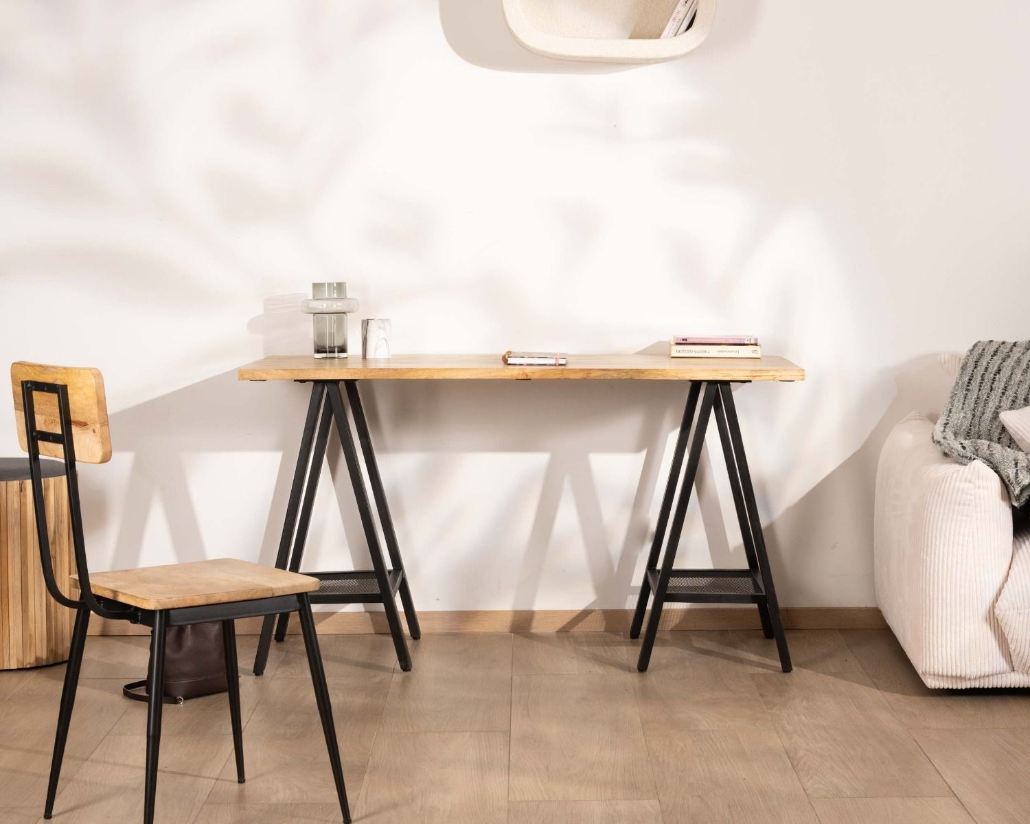 Bureau industriel avec tréteaux métal noir et bois massif "Atelier"