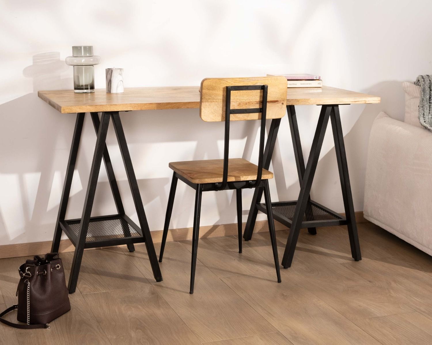 Bureau industriel avec tréteaux métal noir et bois massif "Atelier"