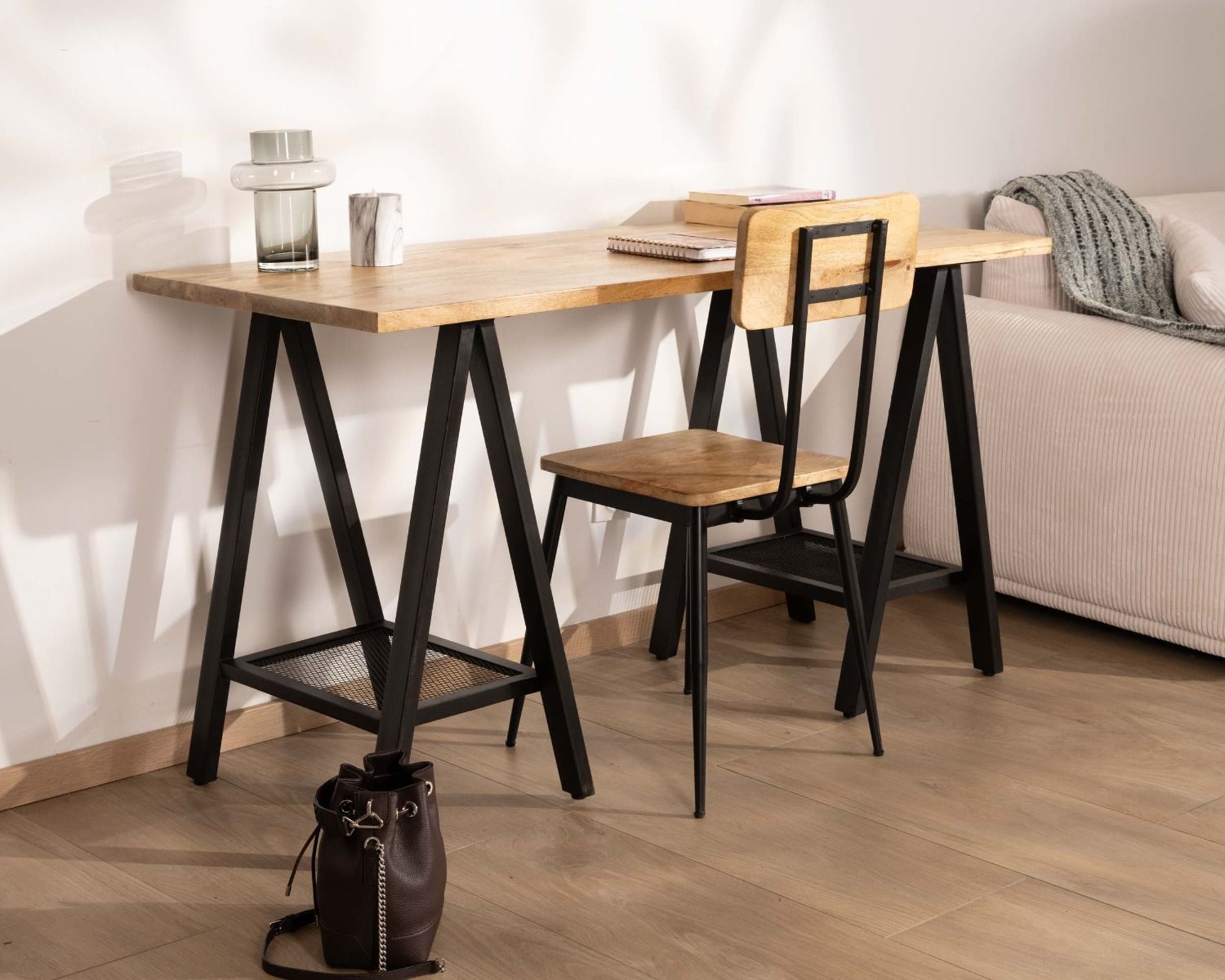 Bureau industriel avec tréteaux métal noir et bois massif "Atelier"