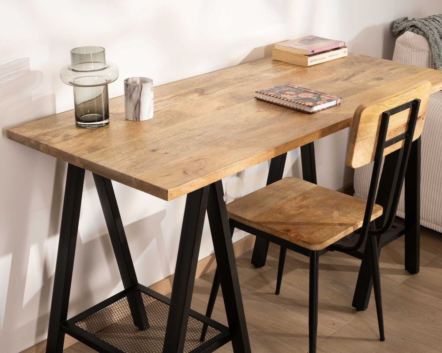 Bureau industriel avec tréteaux métal noir et bois massif "Atelier"