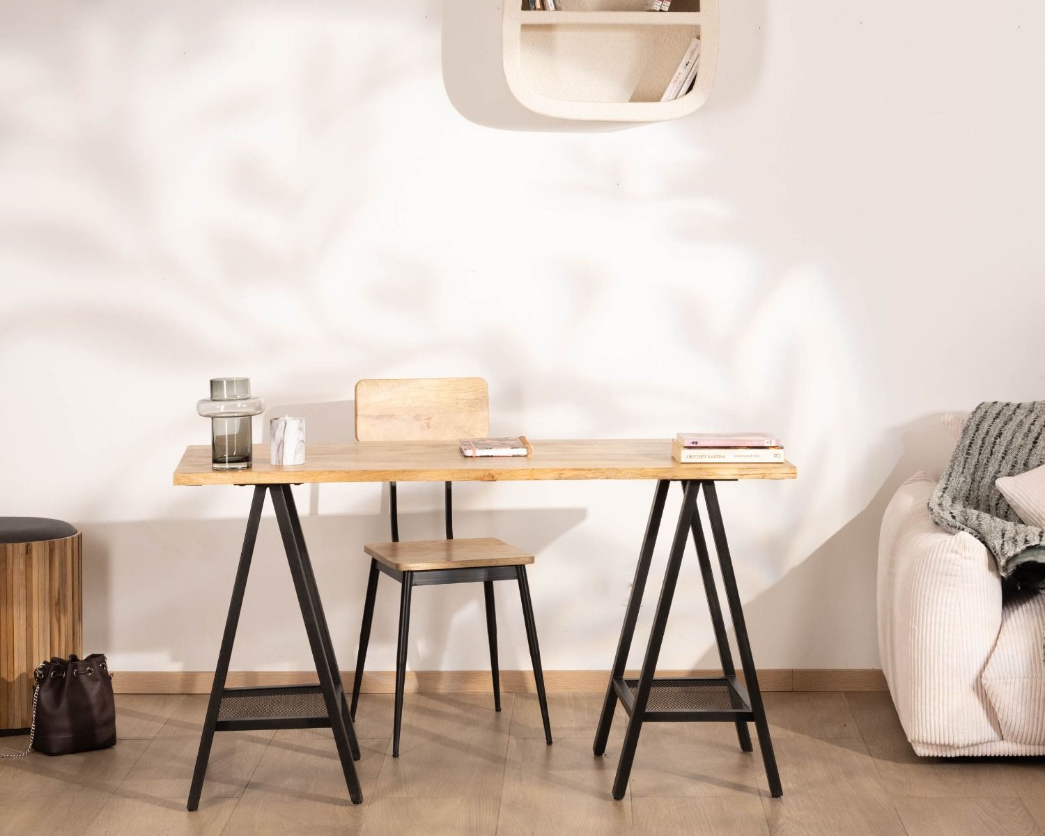 Bureau industriel avec tréteaux métal noir et bois massif "Atelier"