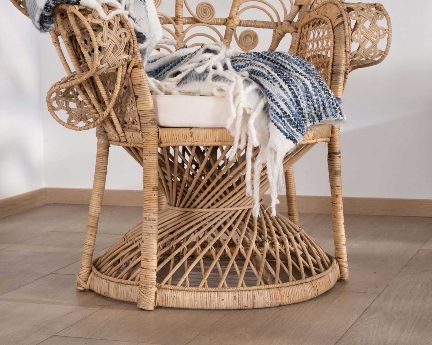 Fauteuil en rotin tressé à la main style Emmanuelle collection "Taipa Beach"