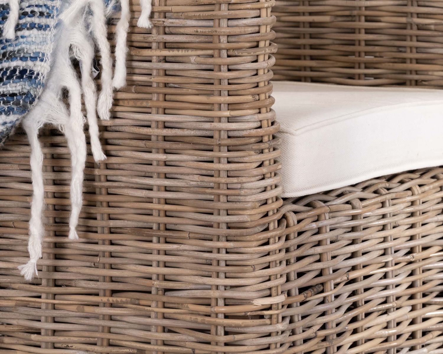 Grand fauteuil de jardin confort en kubu grisé et tissu "Balangan Beach"