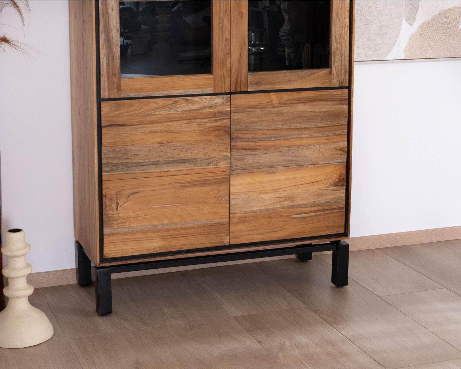 Petit vaisselier vitré esprit contemporain "Olonie" en teck naturel, acacia et métal noir